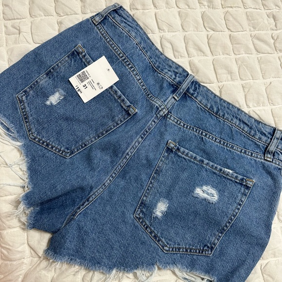 RETRO HIGH RISE JEAN SHORT - Picture 3 of 3